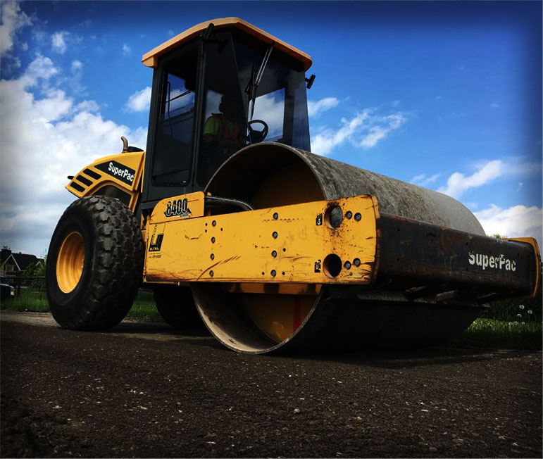 Un rouleau compacteur à louer