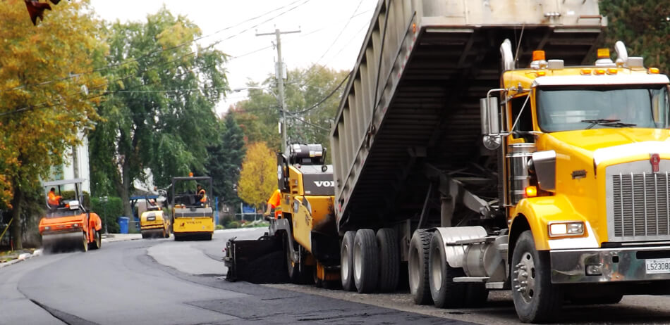 Chargement du camion pendant l'asphaltage 