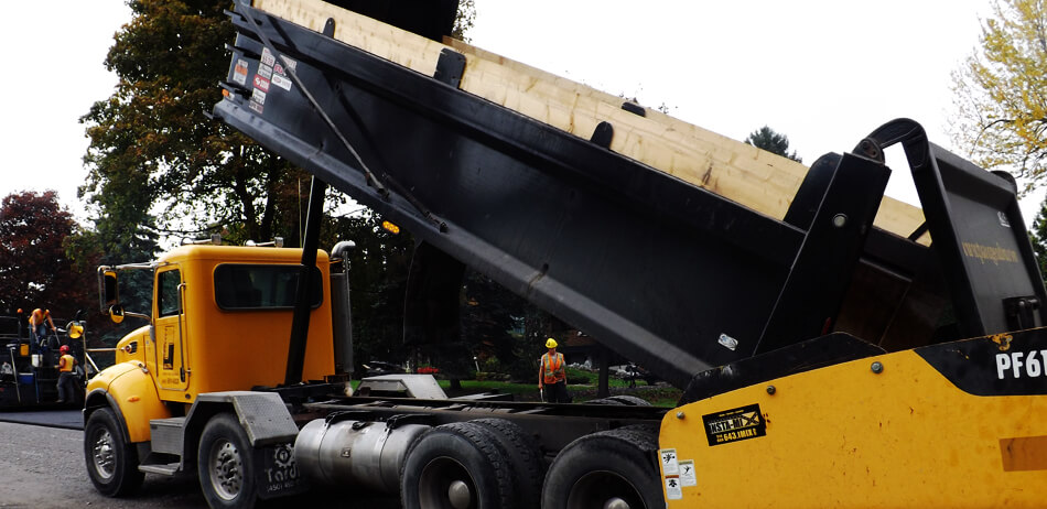 Chargement du camion pendant l'asphaltage