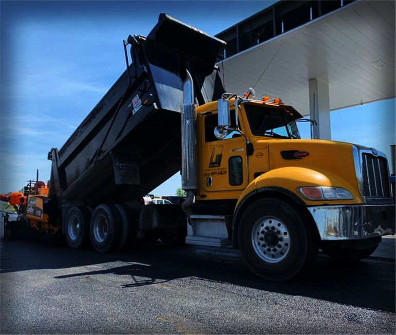 Camion de pavage effectuant l'asphaltage